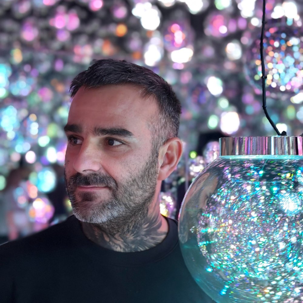 Portrait of Julien Jimenez, founder of CoWorkDeskr